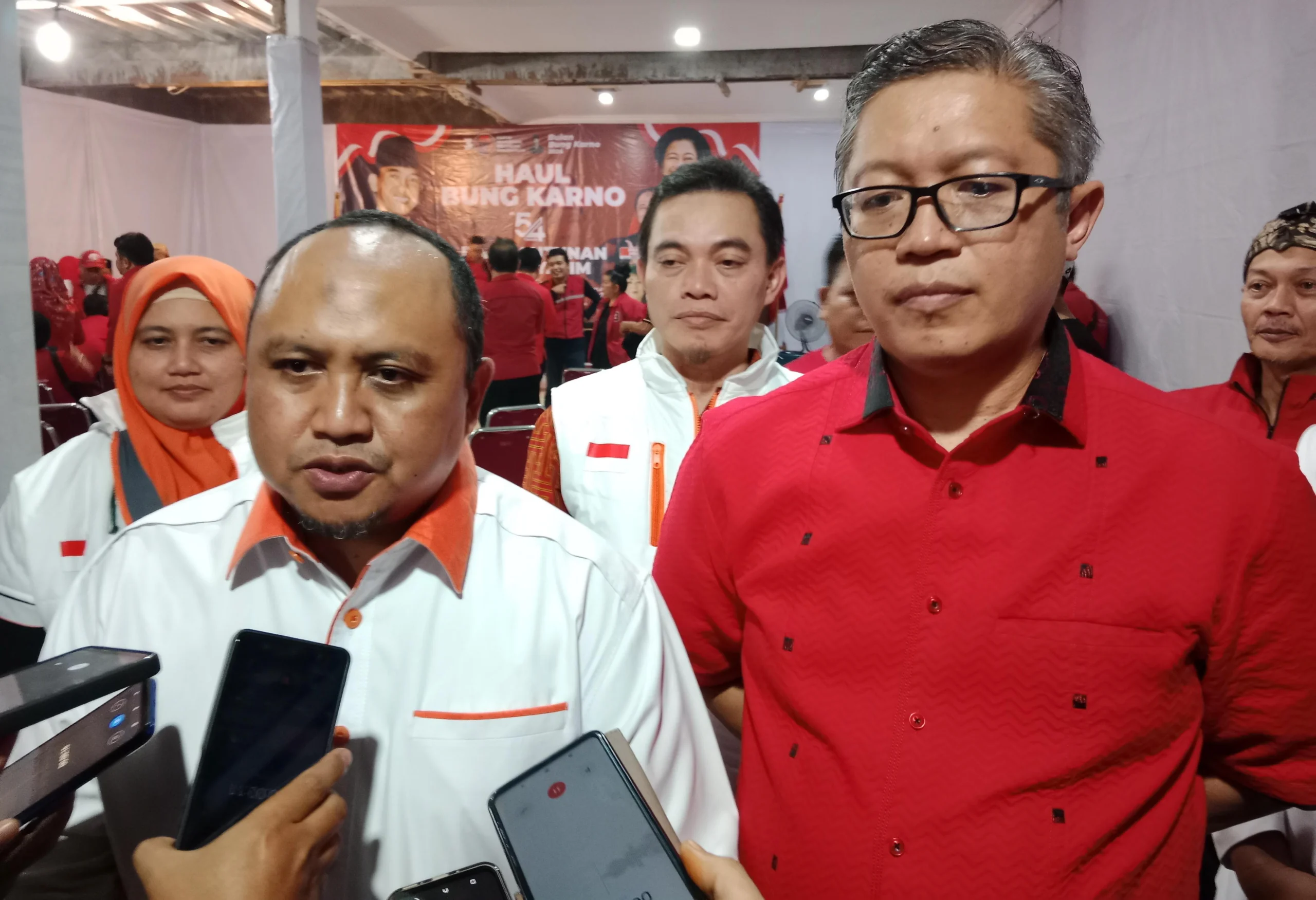 Ketua DPD PKS Kota Bogor, Atang Trisnanto bersama Ketua DPC PDI Perjuangan Kota Bogor, Dadang Iskandar Danubrata. (Yudha Prananda / Jabar Ekspres)