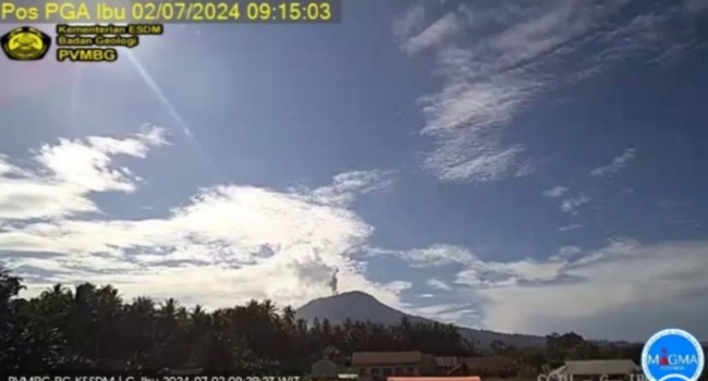 Erupsi Gunung Ibu terekam di seismogram pos pengamatan di Desa Gam, Ici, Halmahera Barat, Maluku Utara, Selasa (2/7). Foto/ANTARA