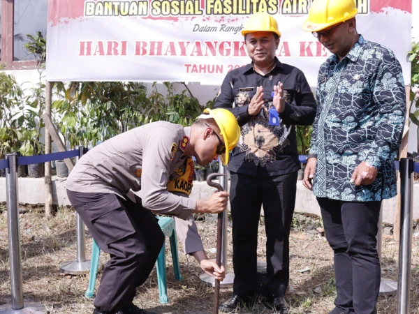 Pembuatan Sumur Bor yang diinisisasi Polres Banjar dan didukung salah satunya oleh Perumdam Tirta Anom di Desa Batulawang Kota Banjar belum lama ini. Program ini untuk mendukung pencegahan stunting dengan pemenuhan sumber air bersih. (Istimewa)