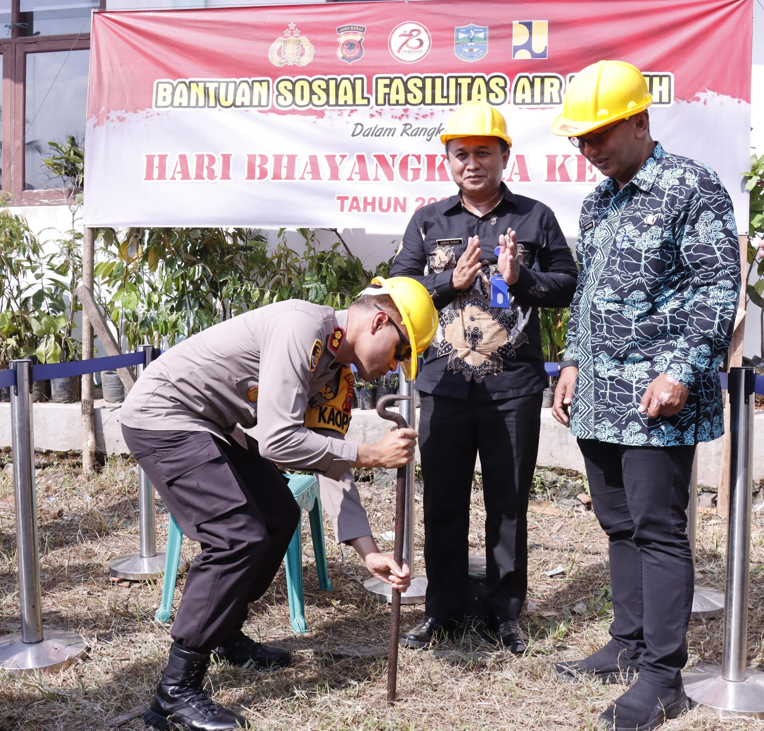 Pembuatan Sumur Bor yang diinisisasi Polres Banjar dan didukung salah satunya oleh Perumdam Tirta Anom di Desa Batulawang Kota Banjar belum lama ini. Program ini untuk mendukung pencegahan stunting dengan pemenuhan sumber air bersih. (Istimewa)