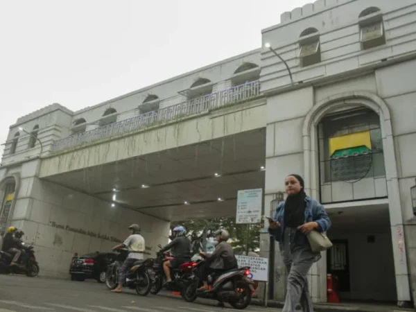 Aktivitas masyarakat di kawasan JPO Asia Afrika, Jalan Cikapundung Barat, Kota Bandung. (Pandu Muslim/Jabar Ekspres)