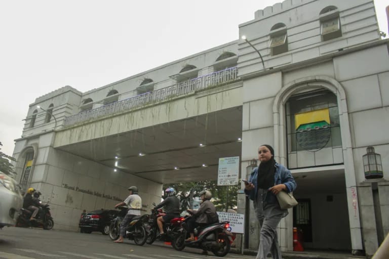 Aktivitas masyarakat di kawasan JPO Asia Afrika, Jalan Cikapundung Barat, Kota Bandung. (Pandu Muslim/Jabar Ekspres)