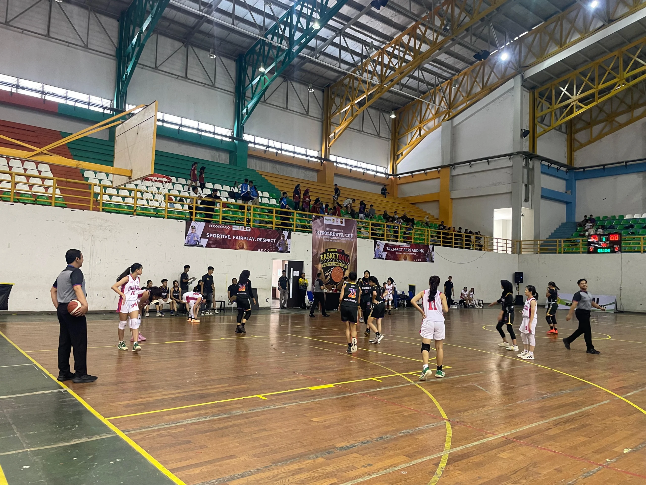 Puluhan tim basket U-16 dari berbagai kota di Indonesia berkumpul di Sor Si Jalak Harupat, Kabupaten Bandung, Selasa (2/7/2024) untuk berlaga di ajang Kapolresta Bandung Cup. (Agi / Jabar Ekspres)