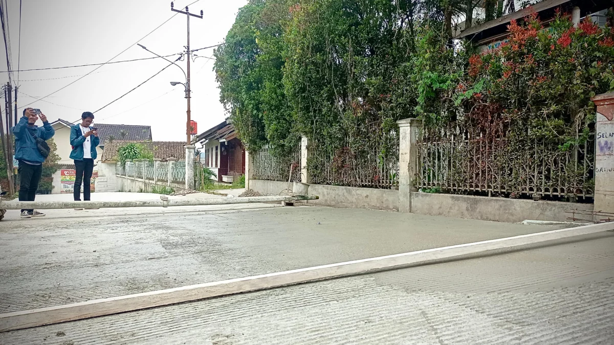 Jalan rambat beton yang sebelumnya hancur oleh ulah pemotor di Kecamatan Parongpong, KBB, kini kembali diperbaiki. Selasa (2/7). (Jabar Ekspres/ wit)