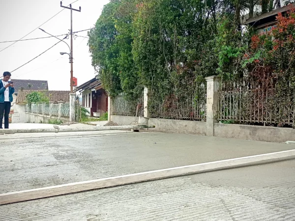 Jalan rambat beton yang sebelumnya hancur oleh ulah pemotor di Kecamatan Parongpong, KBB, kini kembali diperbaiki. Selasa (2/7). (Jabar Ekspres/ wit)
