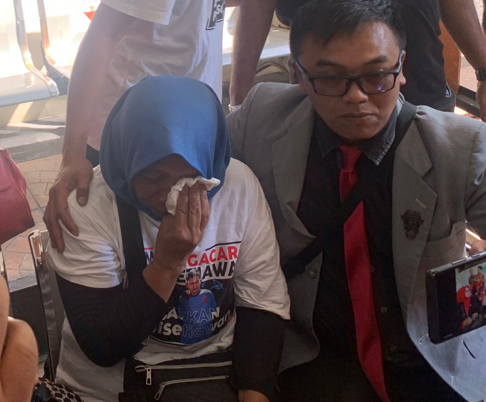 Haru : Tangisan ibu Pegi Setiawan, Kartini setelah sang anak dinyatakan tak bersalah dalam kasus pembunuhan Vina Cirebon (Sadam Husen Soleh Ramdhani)