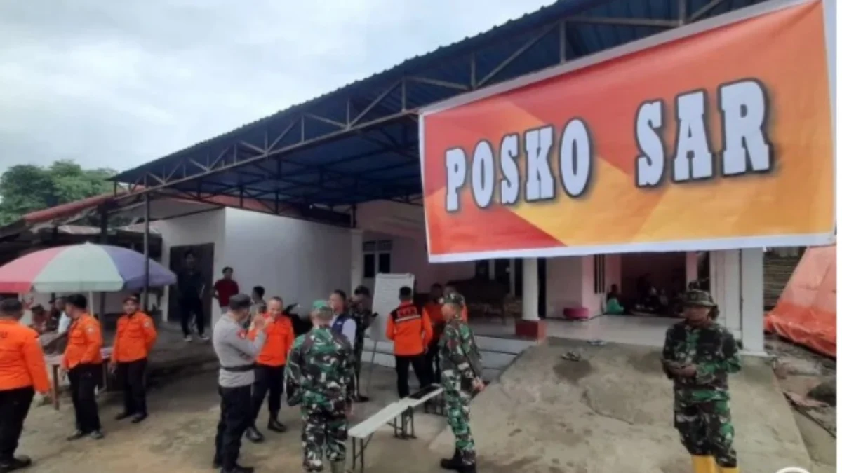 Posko SAR pencarian korban longsor di Desa Tulabolo Kecamatan SuwawaTimur, Kabupaten Bone Bolango, Provinsi Gorontalo.