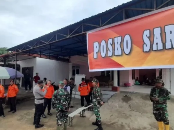 Posko SAR pencarian korban longsor di Desa Tulabolo Kecamatan SuwawaTimur, Kabupaten Bone Bolango, Provinsi Gorontalo.