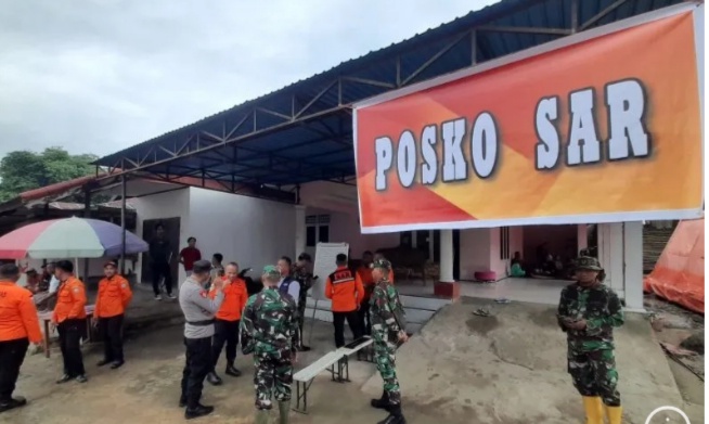 Posko SAR pencarian korban longsor di Desa Tulabolo Kecamatan SuwawaTimur, Kabupaten Bone Bolango, Provinsi Gorontalo.