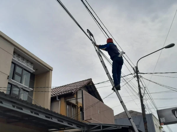 Hasil dari Patroli, PLN Icon Plus melakukan perapihan Kabel Fiber Optik di Subang