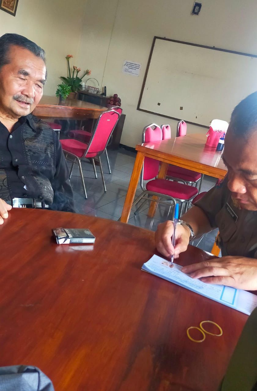 Ruhimat (kanan) menandatangani pembayaran utang Koni sebesar Rp72 juta kepada H Johnny Djalil di Rumah Makan Saluyu pada 27 Desember 2022 lalu. (istimewa)
