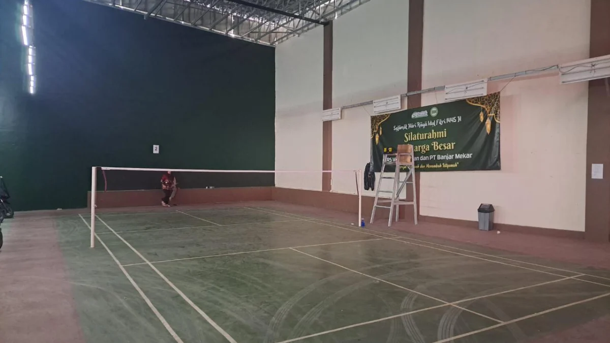 Lahan parkir milik RS Mitra Idaman malah dijadikan lapangan Badminton. Dishub mengancam akan mencabut amdal lalin jika RS Mitra Idaman tidak menyiapkan lahan parkir. (Cecep Herdi/Jabar Ekspres)