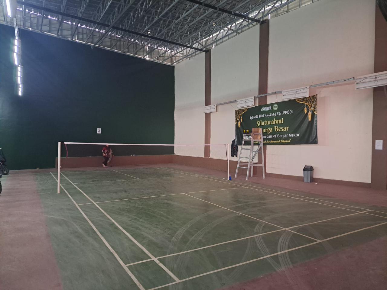 Lahan parkir milik RS Mitra Idaman malah dijadikan lapangan Badminton. Dishub mengancam akan mencabut amdal lalin jika RS Mitra Idaman tidak menyiapkan lahan parkir. (Cecep Herdi/Jabar Ekspres)