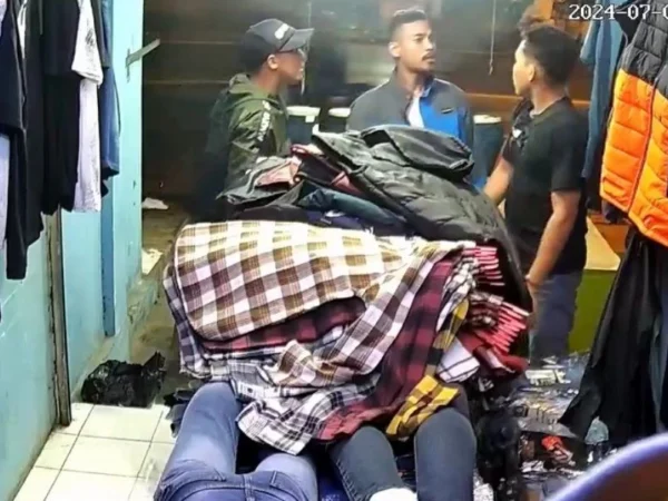 Aksi pemalakan yang dilakukan dua orang kepada pemilik salah satu toko pakaian di Cileunyi. Foto Istimewa