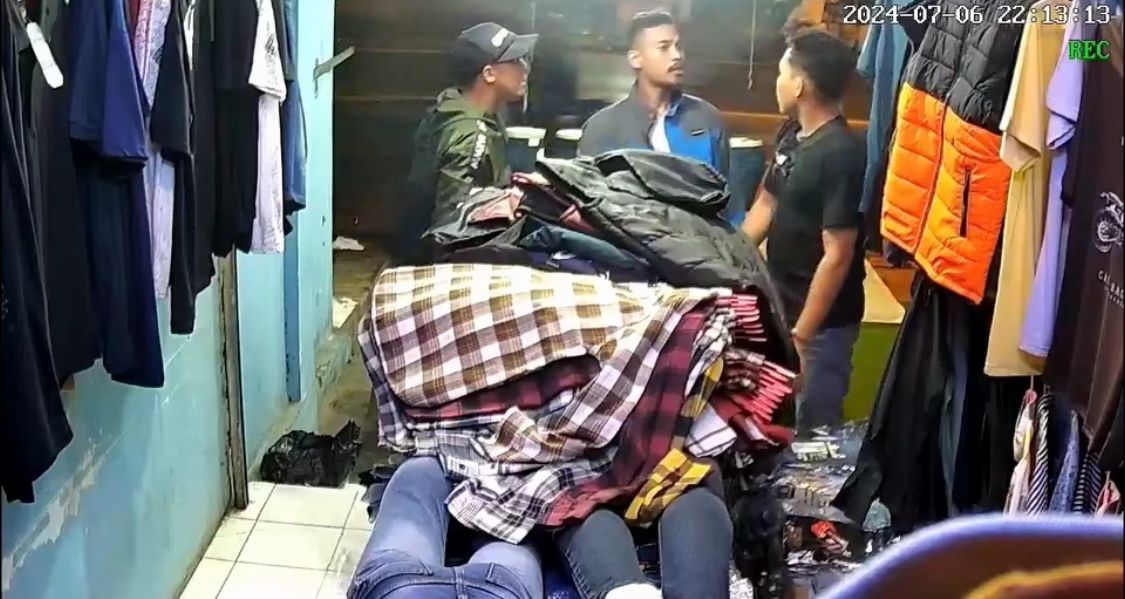 Aksi pemalakan yang dilakukan dua orang kepada pemilik salah satu toko pakaian di Cileunyi. Foto Istimewa