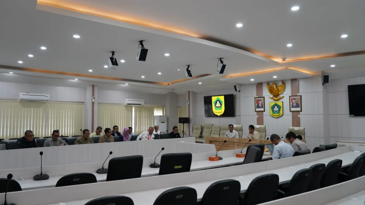 Suasana rapat Pemkab dengan perusahan pengelola sampah. (Sandika Fadilah /Jabar Ekspres)