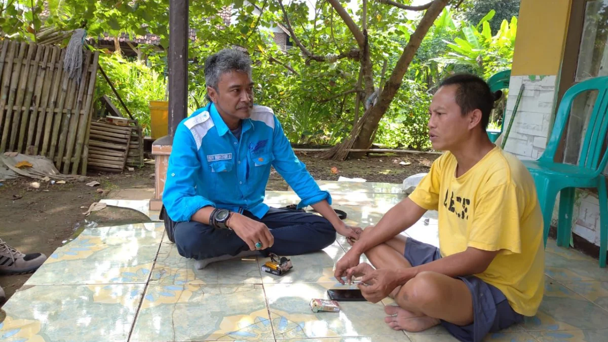 Kabag Hublang Perumdam Tirta Anom Kota Banjar Yogy Indrijadi (kiri) memberikan penjelasan kepada salah satu pelanggan yang menunggak pembayaran air, Selasa 9 Juli 2024. (Cecep Herdi/Jabar Ekspres)