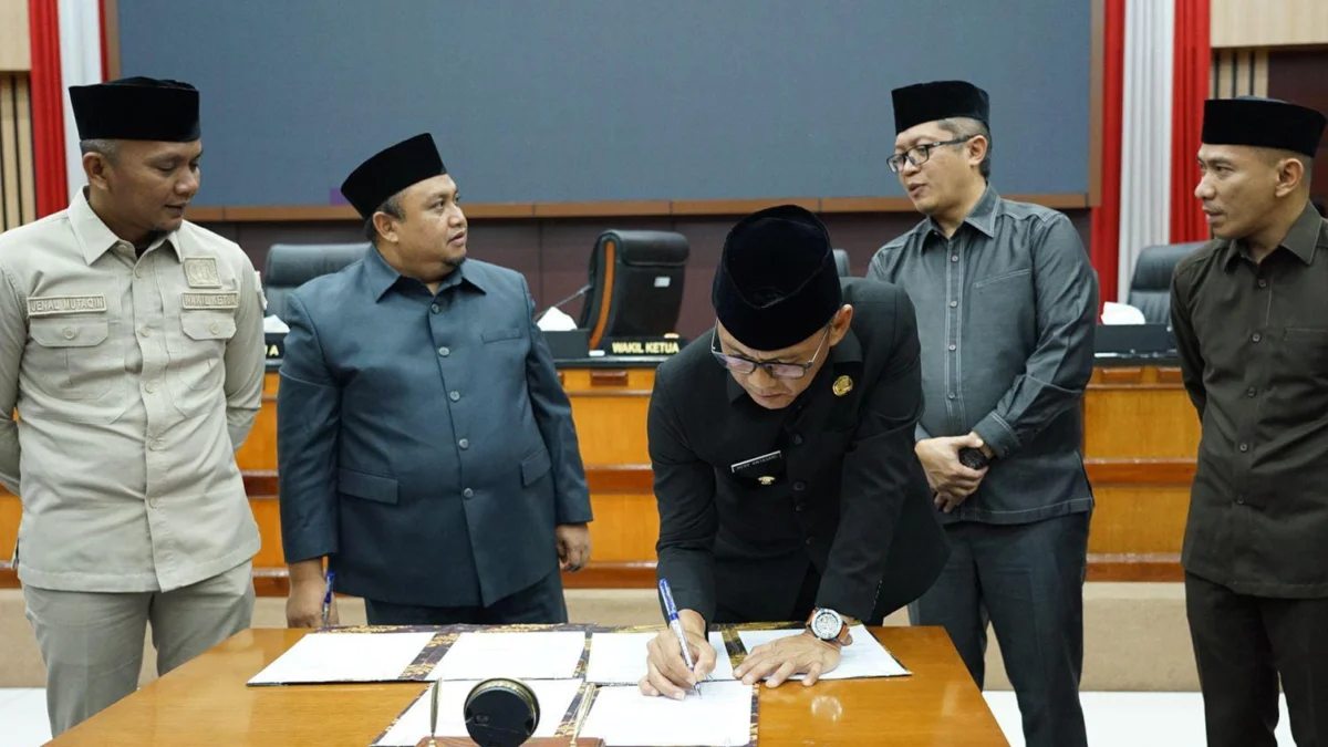 Pj Wali Kota Bogor, Hery Antasari saat menandatangani lembar pengesahan Perda RPJPD Kota Bogor didampingi pimpinan DPRD Kota Bogor. (Yudha Prananda / Jabar Ekspres)