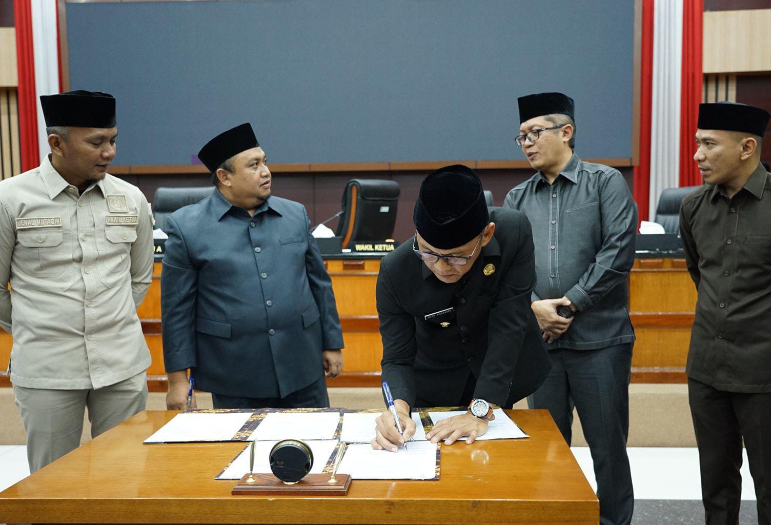 Pj Wali Kota Bogor, Hery Antasari saat menandatangani lembar pengesahan Perda RPJPD Kota Bogor didampingi pimpinan DPRD Kota Bogor. (Yudha Prananda / Jabar Ekspres)