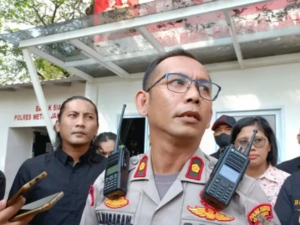Kapolsek Metro Gambir Kompol Jamalinus Nababan di Kawasan Monas, Jakarta, Senin (8/7). Foto/ANTARA.