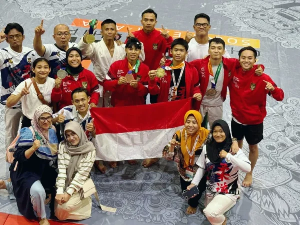 Bumi Magani Abraar Himara bersama tim official usai meraih dua medali emas dalam Kejuaraan Jujitsu Asia 2024. (Yudha Prananda / Istimewa)