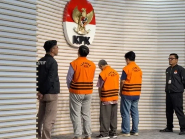 KPK tahan 3 tersangka dugaan kasus korupsi PLN Unit PLTU Bukit Asam. Foto/ANTARA