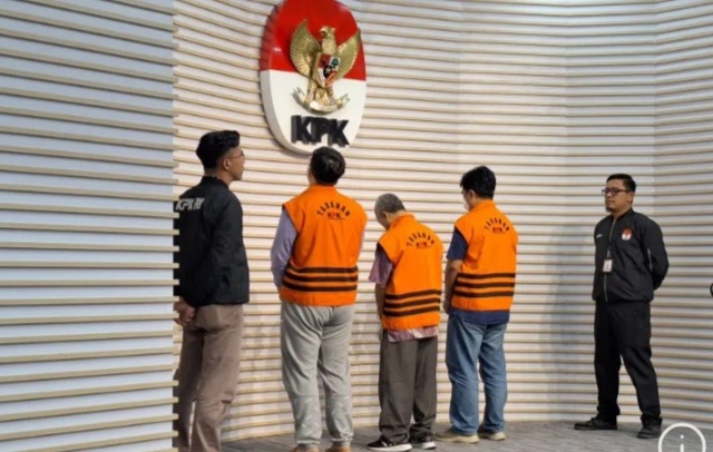 KPK tahan 3 tersangka dugaan kasus korupsi PLN Unit PLTU Bukit Asam. Foto/ANTARA