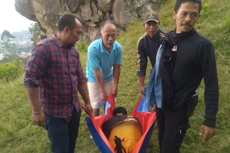 Korban, DR (28), saat ditandu oleh warga usai lompat dari tebing setinggi 20 meter di Lembang, Bandung Barat. Dok Polsek Lembang