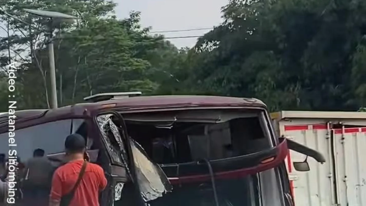 Kecelakaan beruntun di Tol Cipularang, tiga orang alami luka-luka.