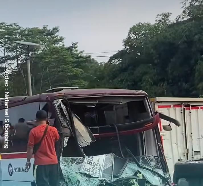 Kecelakaan beruntun di Tol Cipularang, tiga orang alami luka-luka.