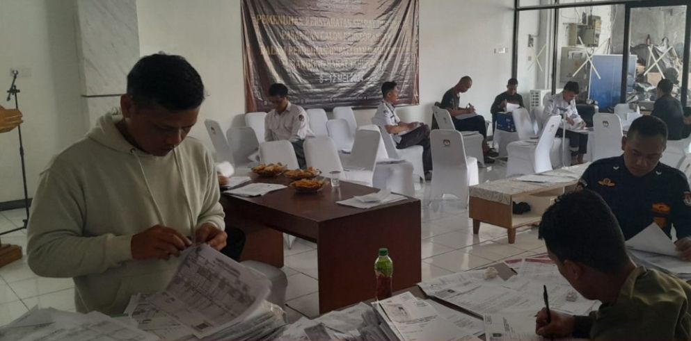 Petugas KPU Bandung Barat saat memeriksa data fisik dukungan pasangan Sundaya-Aa Maulana jalur independen. Dok KPU KBB