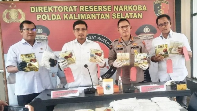 Direktur Reserse Narkoba Polda Kalsel dan Kabid Humas Polda Kalsel menunjukan bukti bukti sabu-sabu 20 kilogram. Foto/ANTARA