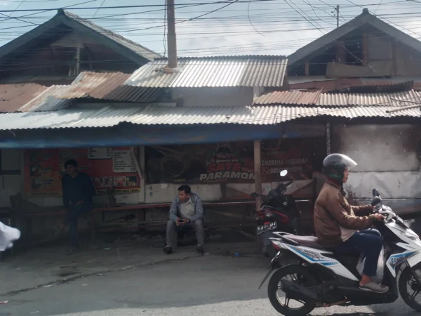 Kondisi kumuhnya Pasar Tradisional Parakanmuncang, di wilayah Desa Sindangpakuon, Kecamatan Cimanggung, Kabupaten Sumedang. (Yanuar/Jabar Ekspres)