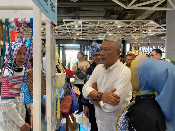 Penjabat (Pj) Wali Kota Bandung, Bambang Tirtoyuliono saat meninjau pasar kreatif di salah satu pusat perbelanjaan. (Nizar/Jabar Ekspres)