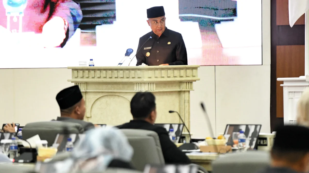 Penjabat Gubernur Bey Machmudin menghadiri Rapat Paripurna DPRD Jabar di Ruang Rapat Paripurna DPRD Jabar, Kota Bandung, Jumat (12/7/2024).