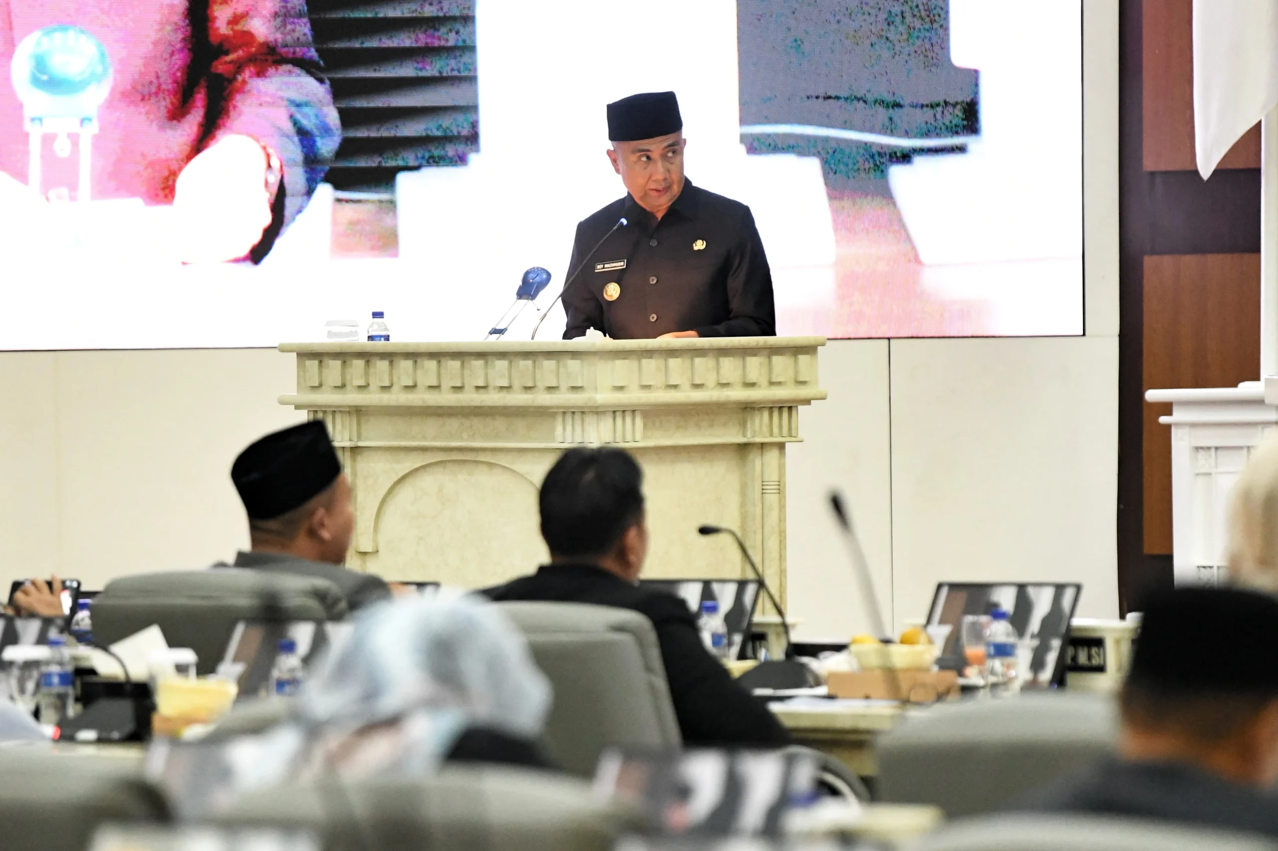 Penjabat Gubernur Bey Machmudin menghadiri Rapat Paripurna DPRD Jabar di Ruang Rapat Paripurna DPRD Jabar, Kota Bandung, Jumat (12/7/2024).
