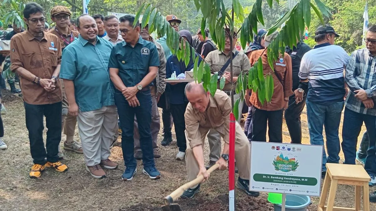 Jajaran KLHK dan HA-E IPB saat melakukan prosesi penanaman pohon di lingkungan Danau Situ Gede, Kota Bogor, Sabtu (13/7). (Yudha Prananda / Jabar Ekspres)
