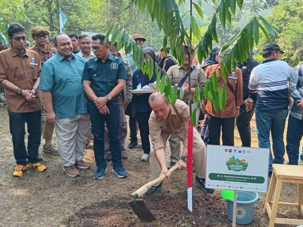 Jajaran KLHK dan HA-E IPB saat melakukan prosesi penanaman pohon di lingkungan Danau Situ Gede, Kota Bogor, Sabtu (13/7). (Yudha Prananda / Jabar Ekspres)