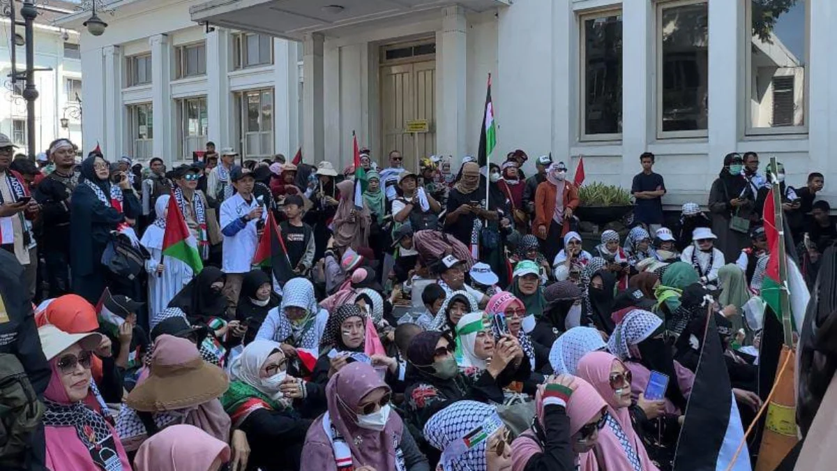 Massa aksi Aliansi Bela Palestina Boikot Israel (Ababil) menggelar aksi longmarch dan unjuk rasa di sejumlah titik Kota Bandung