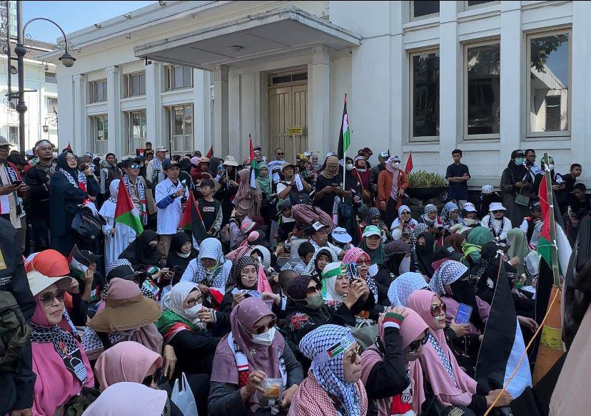 Massa aksi Aliansi Bela Palestina Boikot Israel (Ababil) menggelar aksi longmarch dan unjuk rasa di sejumlah titik Kota Bandung