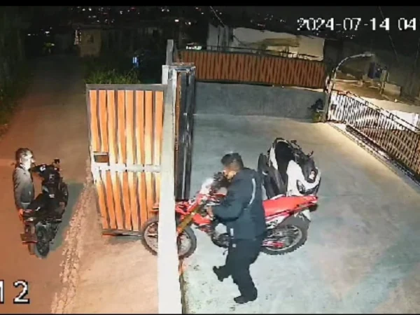 Rekaman CCTV pencurian sepeda motor di Puncak Bogor/Istimewa/