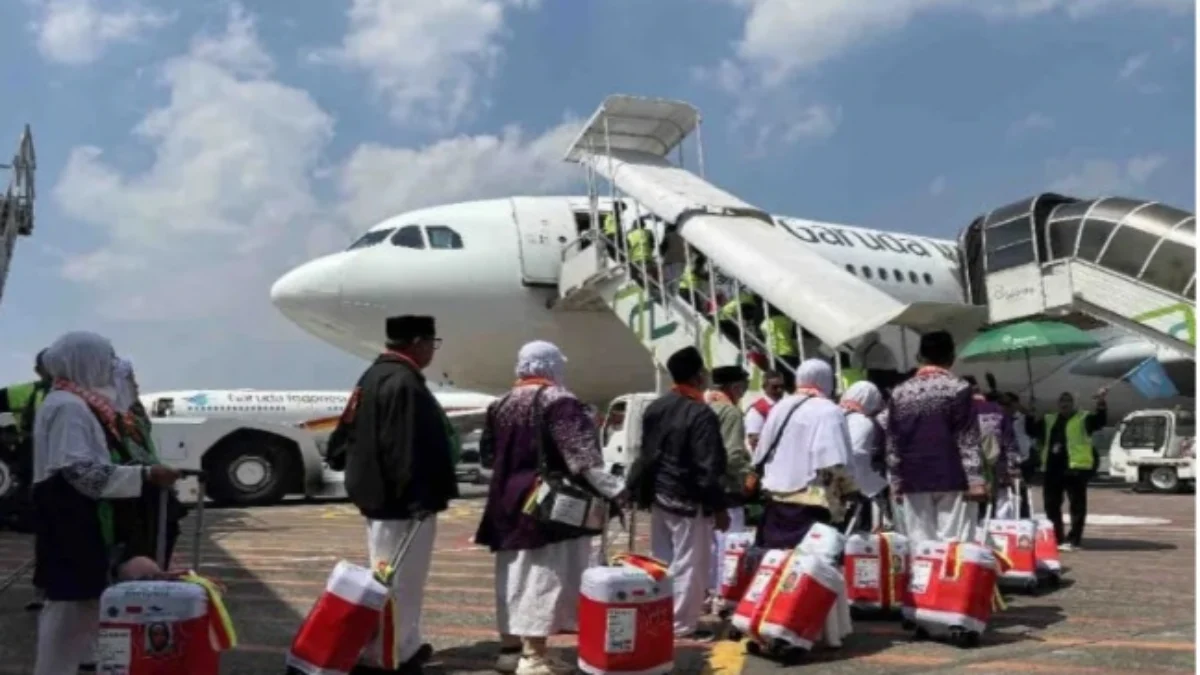 Ilustrasi: Sejumlah calon haji Kloter 18 Embarkasi Solo memasuki pesawat Garuda Indonesia. Foto/ANTARA