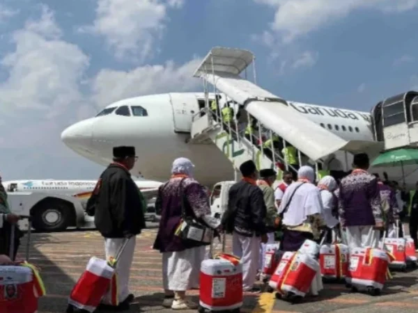 Ilustrasi: Sejumlah calon haji Kloter 18 Embarkasi Solo memasuki pesawat Garuda Indonesia. Foto/ANTARA