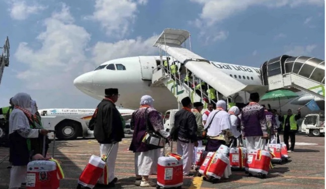 Ilustrasi: Sejumlah calon haji Kloter 18 Embarkasi Solo memasuki pesawat Garuda Indonesia. Foto/ANTARA