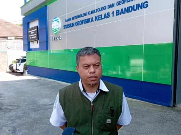 Dok. Prakirawan BMKG Bandung, Darmawan. Senin (15/7). Foto. Sandi Nugraha.