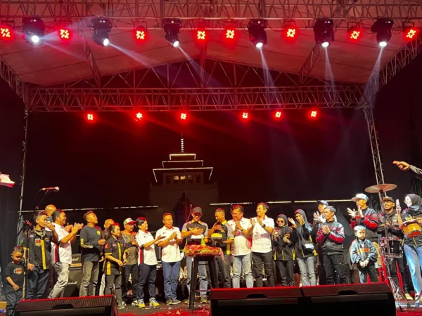 Anniversary 15 Tahun Honda BeAT Riders Club Bandung disaksikan jajaran manajemen PT Daya Adicipta Motora/ Dok . PT Daya Adicipta Motora