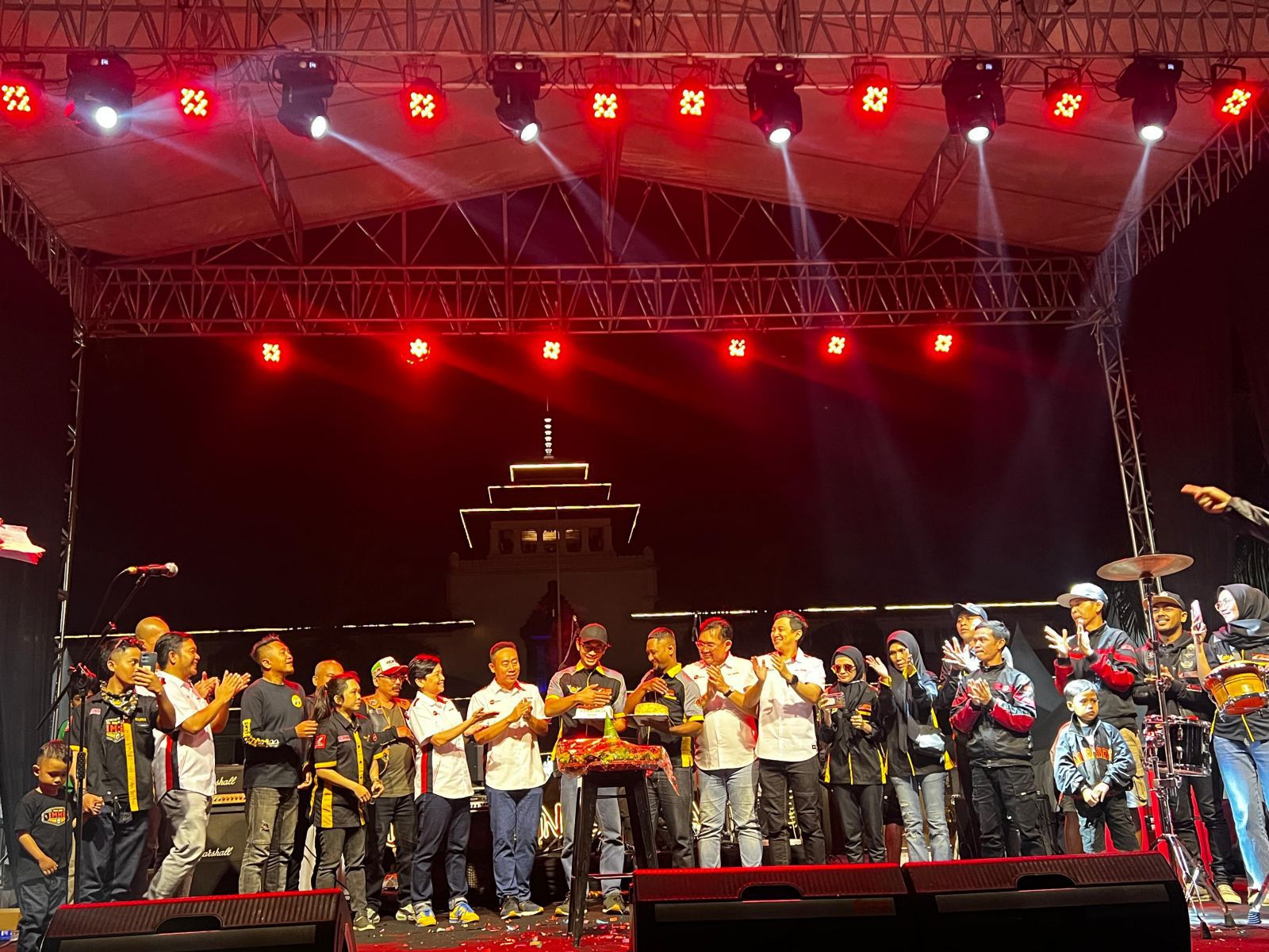 Anniversary 15 Tahun Honda BeAT Riders Club Bandung disaksikan jajaran manajemen PT Daya Adicipta Motora/ Dok . PT Daya Adicipta Motora