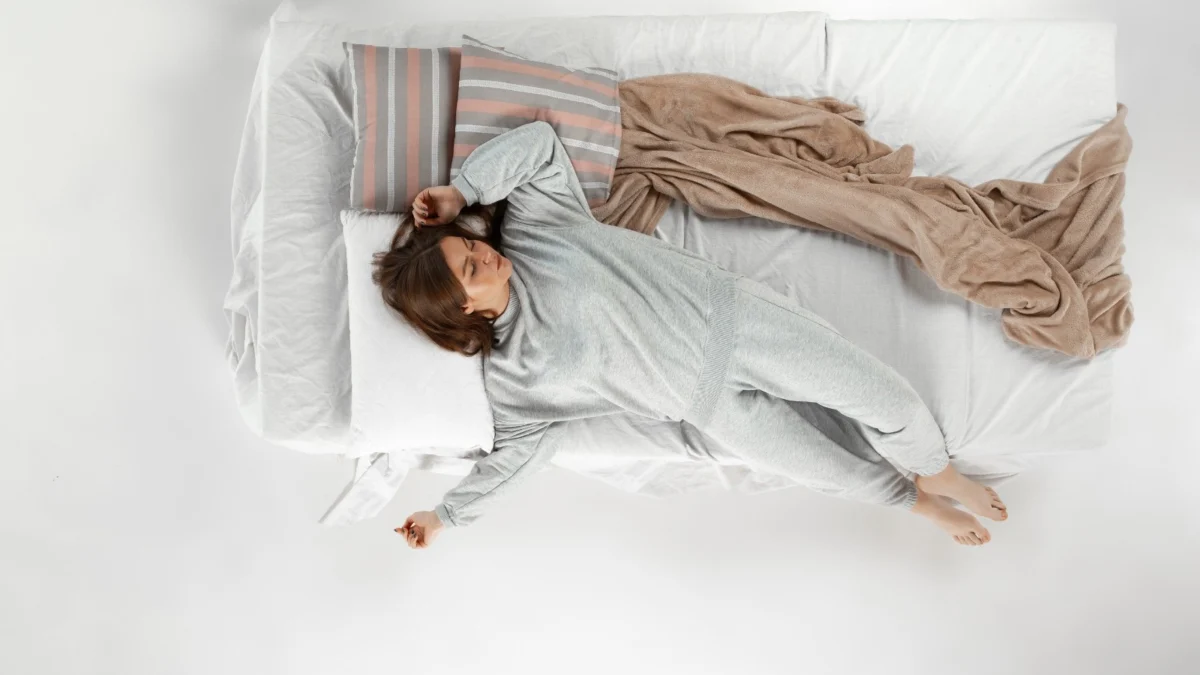 Sering Mimpi Jatuh dari Tempat Tidur? Ketahui Arti beserta Mitos dan Faktanya (ilustrasi: Freepik)