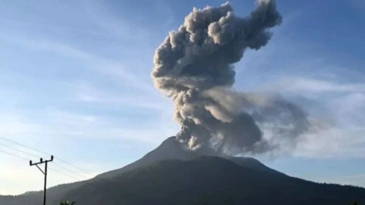 Gunung Lewotobi Laki-Laki di Flores Timur erupsi setinggi 1000 meter. Foto/ANTARA