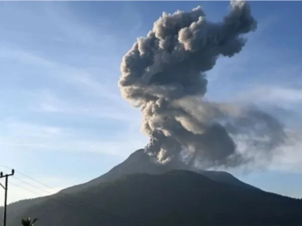 Gunung Lewotobi Laki-Laki di Flores Timur erupsi setinggi 1000 meter. Foto/ANTARA